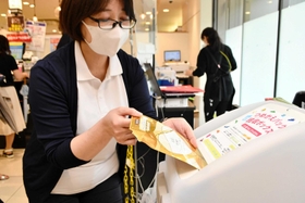 神戸市や日用品メーカーなどが取り組むプロジェクトで設置された回収ボックス＝神戸市中央区雲井通７、コーヨー三宮店