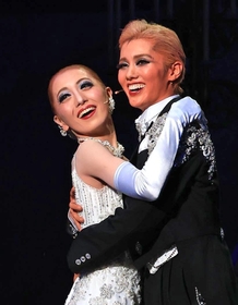 デュエットの場面が多かった彩風咲奈（右）と朝月希和＝梅田芸術劇場（撮影・鈴木雅之）