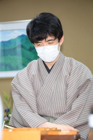豊島将之九段に勝ち、対局を振り返る藤井聡太王位＝２１日午後、神戸市北区有馬町の旅館「中の坊瑞苑」（撮影・吉田敦史）