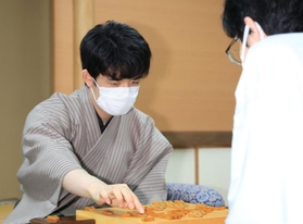 豊島将之九段に勝ち、対局を振り返る藤井聡太王位＝２１日午後、神戸市北区有馬町の旅館「中の坊瑞苑」（撮影・吉田敦史）