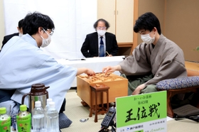 対局を振り返る藤井聡太王位（右）と豊島将之九段（左）。中央は立会人の福崎文吾九段＝２１日午後、神戸市北区有馬町の旅館「中の坊瑞苑」（撮影・吉田敦史）
