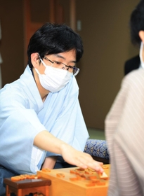 藤井聡太王位に敗れ、対局を振り返る豊島将之九段＝２１日午後、神戸市北区有馬町の旅館「中の坊瑞苑」（撮影・吉田敦史）