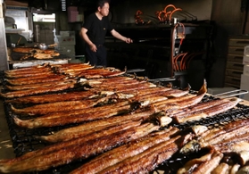 ふっくらと焼き上げられるウナギ＝姫路市延末