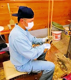 竹釘を製作する石塚直幸さん（文化庁提供）