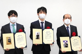 表彰状を掲げる（左から）井山裕太四冠、藤井聡太五冠、桐山清澄九段＝２２日午後、大阪市福島区、関西将棋会館