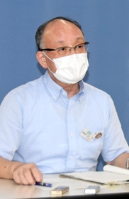 新型コロナウイルスの感染者急増を受けて、専用病床の増床を発表する兵庫県の山下輝夫・保健医療部長＝２２日午後、県庁