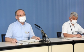 新型コロナウイルスの感染者急増を受けて、専用病床の増床を発表する兵庫県の山下輝夫・保健医療部長（左）ら＝２２日午後、県庁