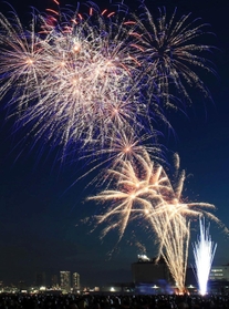 ３年ぶりの開催となった「芦屋サマーカーニバル」の花火ショー。夏の夜空を色とりどりの花火が彩り、観客を魅了した＝芦屋市南浜町、芦屋市総合公園潮芦屋ビーチ（撮影・斎藤雅志）