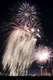 ３年ぶりの開催となった「芦屋サマーカーニバル」の花火ショー。夏の夜空を色とりどりの花火が彩り、観客を魅了した＝芦屋市南浜町、芦屋市総合公園潮芦屋ビーチ（撮影・斎藤雅志）