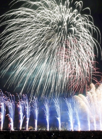 ３年ぶりの開催となった「芦屋サマーカーニバル」の花火ショー。夏の夜空を色とりどりの花火が彩り、観客を魅了した＝芦屋市南浜町、芦屋市総合公園潮芦屋ビーチ（撮影・斎藤雅志）