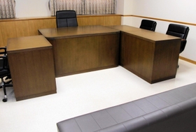 少年審判廷。家裁調査官の報告を受け、ここで裁判官が少年の処分を決める