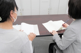 複雑なケースは複数の調査官で取り組むこともある