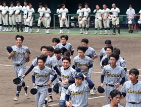 髪を揺らし、応援スタンドへあいさつに向かう球児＝姫路市ウインク