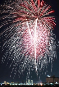 ３年ぶりの開催となった「芦屋サマーカーニバル」の花火ショー。夏の夜空を色とりどりの花火が彩り、観客を魅了した＝芦屋市南浜町、芦屋市総合公園潮芦屋ビーチ（撮影・斎藤雅志）