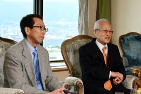 「麻酔博物館」を神戸に構えた理由などについて語る武田純三前館長（右）と斎藤繁新館長＝神戸市中央区港島中町６（撮影・中西幸大）