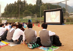 千種高校の生徒が企画し、住民を招いて６月に開いた野外映画祭。資材レンタルなど企業との交渉も生徒自身で行った＝宍粟市千種町千草、千種高校