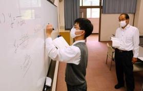 数学３の授業を１対１で受ける３年生。学力の伸び幅は大きい＝宍粟市千種町千草、千種高校