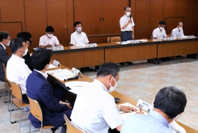 市町長２０人の前であいさつする藤原俊平教育長＝神戸市中央区中山手通４
