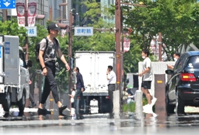 太陽が照り付ける神戸市内。市街地では、熱せられた道路で「逃げ水」の現象が見られる日も＝１日、神戸市中央区