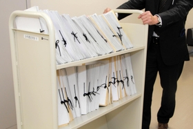 家裁調査官は少年との面接を前に、警察から届く膨大な捜査資料を読み込む