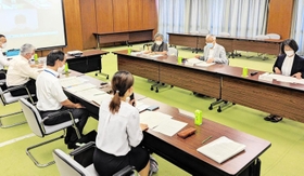 犯罪被害者への支援策拡充について話し合われた検討会＝明石市役所