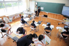 複式学級で算数を勉強する３、４年生＝今年５月、兵庫県香美町香住区訓谷、町立佐津小学校