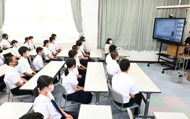 活発な意見交換が行われた両荘中と沖縄・那覇高校とのオンライン交流授業＝加古川市平荘町（撮影・中西幸大）
