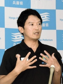 新型コロナウイルスの感染者数が兵庫県内で初めて１万人を超え、感染対策の徹底とワクチン接種を促す斎藤元彦知事＝兵庫県庁