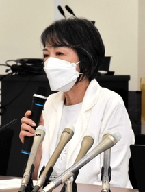 会見で思いを語る有友裕子さん＝尼崎市七松町１の兵庫県弁護士会阪神支部