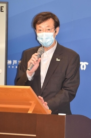 定例会見で記者の質問に答える久元喜造市長＝神戸市役所