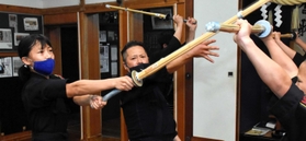 指導に熱が入る阿部盛治道場長（中央）＝加古川市西神吉町宮前、印南剣道場