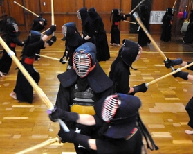 日本一を目指して稽古に打ち込む小学生剣士ら＝加古川市西神吉町宮前、印南剣道場