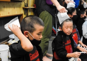 熱中症対策で頭や首筋を冷やす＝加古川市西神吉町宮前、印南剣道場