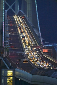 新型コロナウイルス禍前、古里から戻る車などで渋滞する明石海峡大橋＝２０１７年８月14日、神戸市垂水区舞子台７から