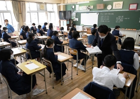 テスト開始を前に問題用紙を受け取る生徒＝４月１９日、神戸市中央区北長狭通４、市立神戸生田中学校