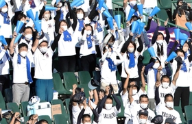 初優勝を飾り、喜びを爆発させる社高校の応援スタンド＝２８日午後、ほっともっとフィールド神戸（撮影・小林良多）