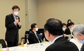 国の予算に対する要望を説明する神戸市の久元喜造市長（左）＝東京都千代田区、衆院第２議員会館