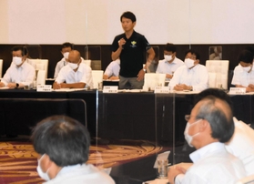 脱炭素化を目指す官民の協議会であいさつする斎藤元彦知事＝姫路市内