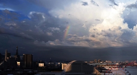 雲間から現れた虹＝２９日午後６時４３分、神戸市中央区東川崎町１から（撮影・坂井萌香）