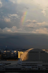 雲間から現れた虹＝２９日午後６時４３分、神戸市中央区東川崎町１から（撮影・坂井萌香）