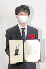 表彰を受けた藤井聡太五冠＝２２日、大阪市福島区、関西将棋会館