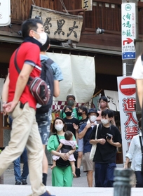 観光客のにぎわいが戻る有馬温泉街。全国的な感染急拡大の影響はまだ見通せない＝２９日午後、神戸市北区（撮影・小林良多）
