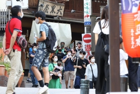 観光客のにぎわいが戻る有馬温泉街。全国的な感染急拡大の影響はまだ見通せない＝２９日午後、神戸市北区（撮影・小林良多）