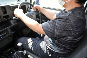 現在はトラックの運転手として働く男性。夜間の仕事も多く「休日はほとんど寝ています」＝５月下旬、兵庫県内