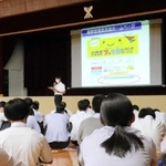 選挙って？　講師の話に耳を傾ける生徒たち＝神戸弘陵学園高校