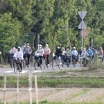 終業時刻とともに職場を後にする外国人労働者ら。車ばかりが通る街にひととき、自転車の車列が現れる＝加東市内