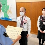 詐欺防止の感謝状を贈られる蔭木慶之さんと友政朋恵さん＝兵庫県たつの市龍野町富永、たつの署