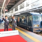 兵庫デスティネーションキャンペーンのプレ事業の一環で城崎温泉駅に向かうウエストエクスプレス銀河第１便の出発式。出発の合図で手を挙げる斎藤元彦兵庫県知事（右から２人目）＝１日午前、ＪＲ大阪駅