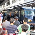 城崎温泉駅に向かう「ウエストエクスプレス銀河」第１便の出発式。多くの乗客や鉄道ファンが集まった＝１日午前、ＪＲ大阪駅