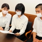 谷川方面から加古川線で通う西脇工業高校の生徒たち。路線の赤字公表を伝える記事に目を通す＝西脇市野村町